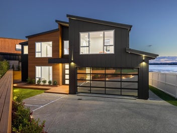 Panoramic Waterfront Luxury