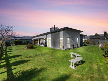 Stunning Modern Home in Alexandra Cul-de-Sac