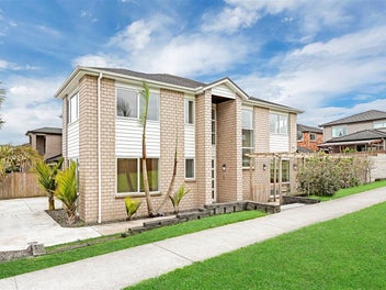 Spacious & Sunny Corner Home – Feels Like New