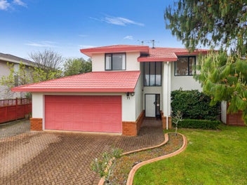 Sun-Filled Living and Entertainer’s Dream!