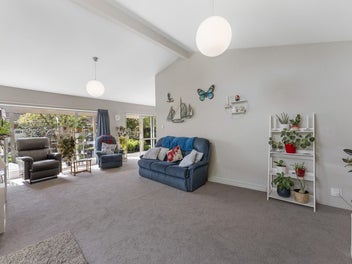 Wonder Family Home in Peaceful Garden setting