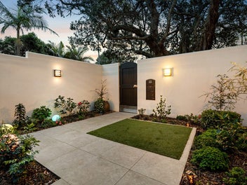 CONCRETE, SEA & CITY VIEWS - VENDOR ON THE MOVE