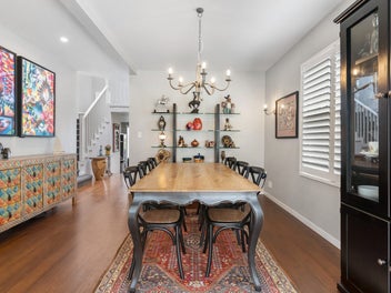 CONCRETE, SEA & CITY VIEWS - VENDOR ON THE MOVE