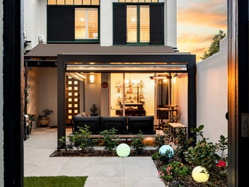 CONCRETE, SEA & CITY VIEWS - VENDOR ON THE MOVE!