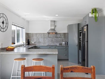 Checkmate on Queen - Brick Beauty Wins