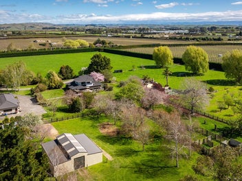 Unbeatable value on 4.8ha - Vendors ready to move!