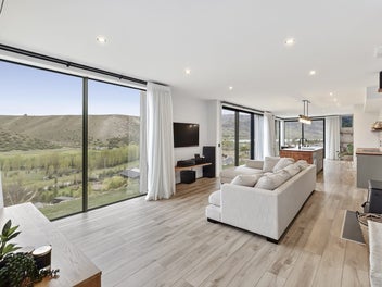 Mountain & Lake Views-Elevated, Private & Stylish