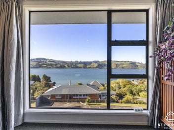 Views & Versatile Family Living on the Harbour