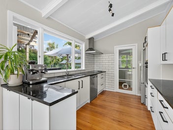 FAMILY OASIS - ENTERTAINING! BACKYARD! SPA & POOL!