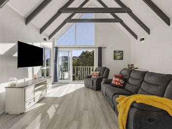 STRIKING 1970'S STYLE ON THE SOUTH COAST