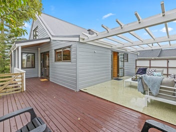 Beachside Bach PLUS a Self Contained Cabin!