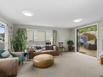 Four Bedrooms In Kelson - Big Views!