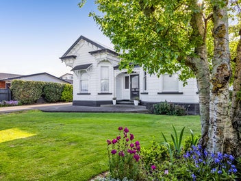 SIZEABLE HOME - MODERN COMFORTS - TIMELESS CHARM