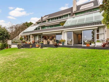 A Waterfront Retreat in the Heart of the City