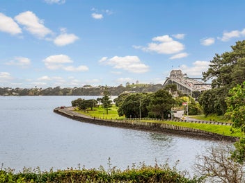 A Waterfront Retreat in the Heart of the City