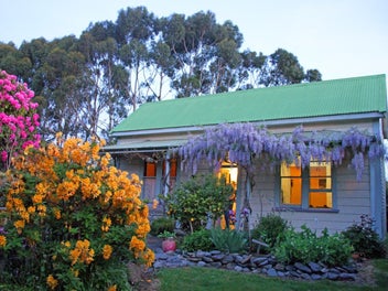 Cherry Cottage in the Village of Mangaweka