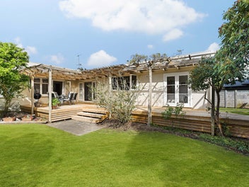Spacious 6-Bedroom Home on 1,280m2 Section