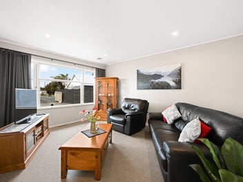 Spacious 6-Bedroom Home on 1,280m2 Section