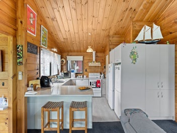 CHARMING LOCKWOOD WITH STUNNING VIEWS