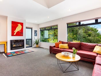 SPACIOUS FAMILY LIVING ON THE CITY FRINGE