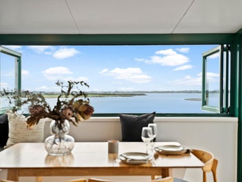 180 Degree Sea Views, Space & Holiday Vibes