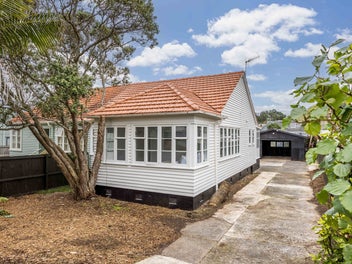 Freehold 445m Section-Renovated Like New