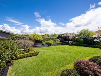 Spacious & Stylish on a Park-like 997m2 Section