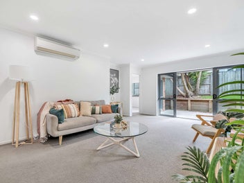 Low Maintenance & Freehold Springfield Gem