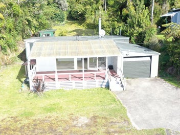 Lakeside cottage with sensational views