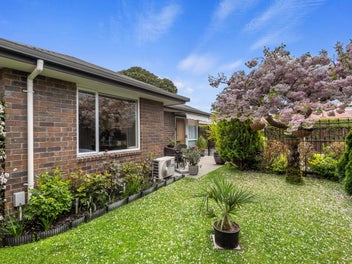 Charming Free-Standing Unit in a Prime Location