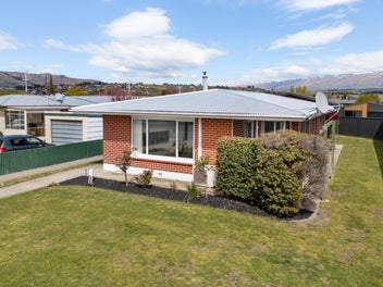 Brick Sunny Home in Central Alexandra!