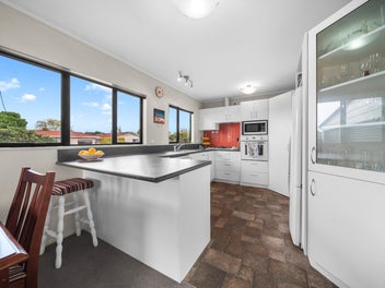 Triple Garaging - Double Glazed Home