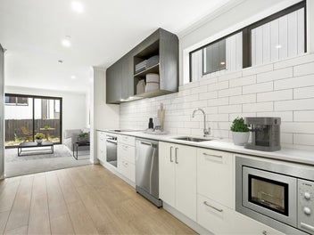 Stylish 3 bedroom end terrace with Garage