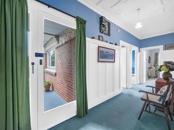 Classic 1940's Roslyn Charmer