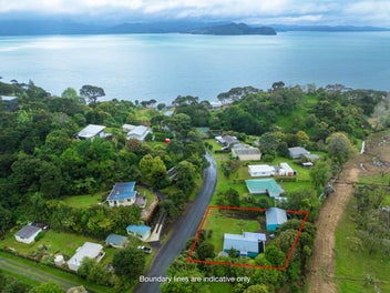Charming Beachside Haven near Manukau Harbour