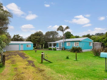 Charming Beachside Haven near Manukau Harbour