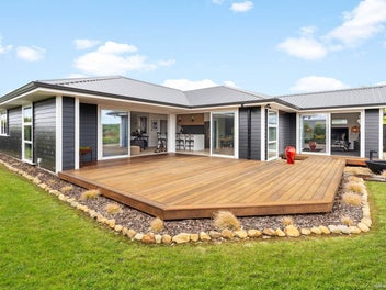 STUNNING HOME, ELEVATED POSITION!