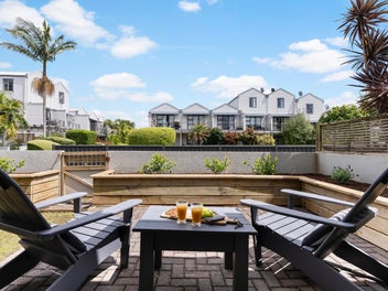Pool and gym. Apartment included.