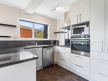 Spacious - Modern Kitchen - Great Spot