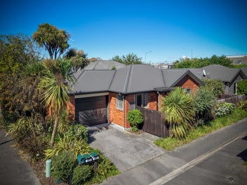 Single Storey - Garaging - In The Zone!