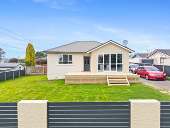 Comfort and convenience in a great neighbourhood!