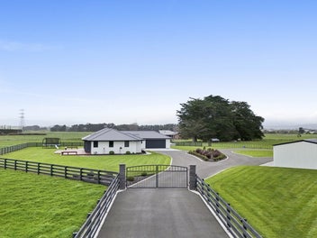 Immaculate modern lifestyle on 1.19ha