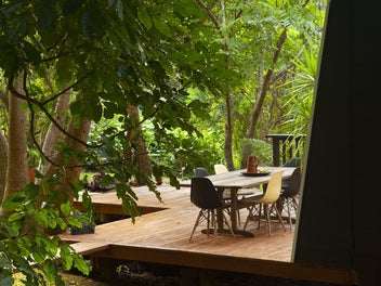 Beautiful Expansive Property-Moments to Palm Beach