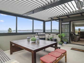 Hilltop elegance - lake views - guest...