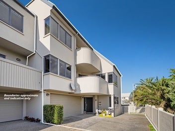 MODERN SUNNY SEAVIEW LOCK-UP LEAVE OVER FROM BEACH