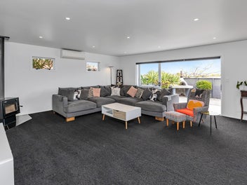 Family Home with Space, Style and Sleepout!!