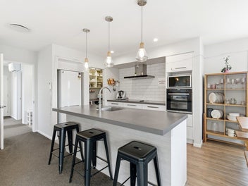 * UNDER OFFER * Charming Residence in Pristine Hal