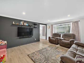 3 Bed, double glazed,,Offers over $600,000!!
