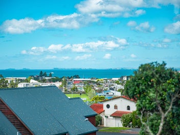 Standalone, Modern, Seaviews-Sherwood School Zone