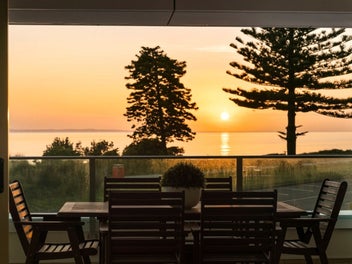 Front Row Luxury With Sunrise Views Of The Pacific